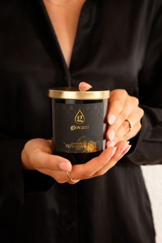 ✨🍊 Saldžiai gaivi prabangos ir unikalumo išraiška, derinant vanilę ir mandarino aromatą. EXCLUSIVE GOLD — žvakė, kuri...